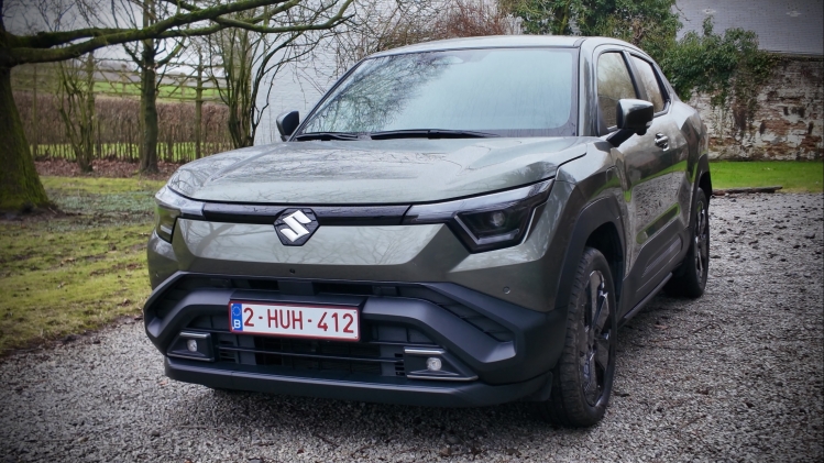 La couleur du modèle d’essai est la peinture métallisée Land Breeze Green Pearl, une option facturée 780 €