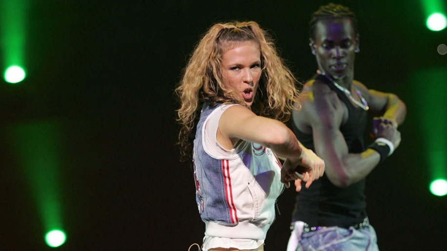 "Et voilà, ça y est !" la chanteuse Lorie annonce son retour à la