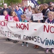 250 personnes ont manifesté à Seneffe contre l'implantation prochaine d'un centre de tri des déchets. Les habitants craignent des nuisances en raison de la proximité prévue pour le centre de tri.