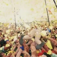 Katy Perry dit aimer partager sa sueur et se lance dans la foule au festival de Glastonbury