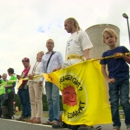 Des milliers de personnes se sont réunies ce dimanche à 14h pour former une chaîne humaine de 90 km entre Tihange, en province de Liège, et la ville allemande d'Aix-la-Chapelle. D'après les chiffres de la plateforme d'associations anti-nucléaire, organisateur de l'événement, environ 50.000 personnes ont participé.