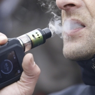 Faut-il se méfier des cigarettes électroniques vendues sur internet ? A priori, oui. Certaines viennent de Chine, de Hong Kong ou de Singapour et ne sont donc pas aux normes européennes. Explications dans le journal de 8h de Bel RTL par notre journaliste Philippe Jacquemotte.