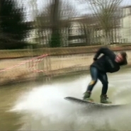 Des fans de wakeboard ont profité de la crue de la Seine à Rueil-Malmaison (Hauts-de-Seine) en France, pour pratiquer le sport de glisse aquatique dans les rues complètement inondées. Si le niveau du fleuve a diminué ces dernières heures, ces passionnés ont eu le temps d'offrir un spectacle insolite en début de semaine. Entre les arbres et les potelets anti-stationnement, l'un d'entre, tiré par un câble, a réalisé une performance sportive impressionnante.
