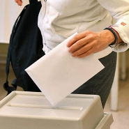 Ce samedi 14 avril, nous serons exactement à 6 mois des élections communales et provinciales. Pour confectionner les listes de candidats, les partis doivent cette fois-ci respecter la règle de la tirette, soit une alternance des deux sexes du début à la fin de la liste. Mais ce n'est pas si simple de trouver des femmes. Un reportage de Bernard Lobet.