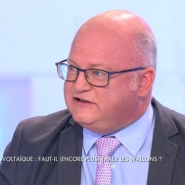 Les subsides aux panneaux solaires ont laissé une dette énorme à la Wallonie: 2 milliards d'euros. Pour rembourser, mais aussi pour financer de nouveaux projets d'énergies renouvelables, un groupe de travail, une task force, propose de lever une taxe de 45 à 50 euros par ménage et PME pour mettre fin au report de la dette des certificats verts. Sauf que le ministre wallon de l'Energie et du Budget s'y oppose. Damien Ernst, professeur en électromécanique et président du groupe de travail qui a émis cette proposition, et le ministre Jean-Luc Crucke, se sont rendus sur le plateau de l'émission C'est pas tous les jours dimanche sur RTL-TVI pour donner leurs points de vue.