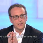 Dans l’émission C’est pas tous les jours dimanche ce midi, il était notamment question de taxe kilométrique. Cette mesure qui s’applique déjà aux camions est plébiscitée par la Flandre et Bruxelles pour tous les véhicules. En Wallonie, où il y a plus de routes et des trajets forcément plus longs, l’option est loin de faire l’unanimité mais on propose des alternatives.