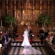 Le prince Harry a partagé un moment adorable quelques minutes avant d'échanger les voeux avec Meghan Markle.
Juste avant de se dire I will, le prince Harry a été filmé en train de faire une confession pas très princière à son épouse alors qu'ils étaient tous les deux devant l'autel. Il lui a murmuré: Je fais dans mon froc.