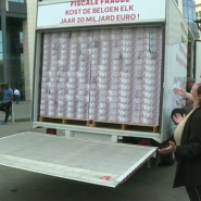 Les partis Ecolo et Groen ont mené une grande opération de communication ce mercredi devant la Tour des Finances, au coeur de Bruxelles. Leur cible: la fraude fiscale. Pour marquer les esprits, les partis ont rempli un fourgon de faux billets de 500 euros. Plusieurs études estiment que la fraude fiscale représente une perte annuelle pour les finances publiques qui s’élève à plus de 20 milliards d’euros, annoncent les verts dans leur communiqué. À titre de comparaison, l’ensemble des recettes de l’impôt des personnes physiques est de 50 milliards, le budget de la sécurité sociale est de 100 milliards d’euros et celui de l’enseignement en Fédération Wallonie-Bruxelles de 7 milliards, ajoutent-ils.