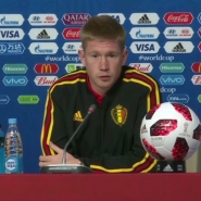 Ce mardi, la Belgique affronte la France en demi-finale de la Coupe du Monde en Russie. Kevin De Bruyne s'est exprimé en conférence de presse à la veille du match. Un journaliste français a notamment rappelé qu'en 2017, lorsque Manchester City avait affronté Monaco en Ligue des Champions, le Belge avait avoué ne pas connaître Kylian Mbappé, le jeune attaquant français aujourd'hui au PSG et pièce maîtresse de l'équipe de France. Une réponse qui avait choqué en France. Voici ce que pense aujourd'hui Kevin De Bruyne du jeune attaquant.