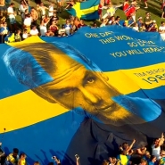 Hier vers 20h, un drapeau géant en hommage au DJ suédois Avicii, décédé en début d'année, a été déployé devant la Mainstage de Tomorrowland, pendant le mix de Nicky Romero.