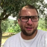 Pierre est en vacances au Portugal avec sa compagne, enceinte, du côté de Tomar. À quelques kilomètres de l'endroit où il se trouve, des incendies se sont déclarés. Les habitants redoutent une propagation des feux.