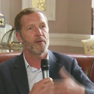 Paul Magnette, bourgmestre PS de Charleroi, était l’un des premiers à passer dans les 48H des bourgmestres. Il a répondu aux questions de Christophe Deborsu. Ce dernier lui a notamment rappelé que la commune qu'il dirigeait était la 4e commune la plus pauvre de Wallonie, derrière Farciennes, Dison et Colfontaine.