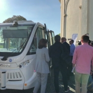 Une navette sans chauffeur débarque sur le site du Lion de Waterloo. Ce minibus autonome parcourt dès ce jeudi un trajet de 2,4 km, de la Butte du lion jusqu'à la ferme de Hougoumont. Il s'agit d'un test de 2 mois. Benoît Godart, porte-parole de VIAS, est au micro de Clémence Kreit.