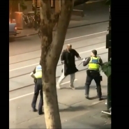 Plusieurs personnes ont été blessées à l'arme blanche à Melbourne en Australie, a indiqué vendredi la police sur Twitter. Un homme a été arrêté sur les lieux et emmené à l'hôpital dans un état critique sous surveillance policière, a encore fait savoir la police de l'Etat de Victoria.