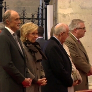 HOME
ACTUBELGIQUEFAMILLE ROYALE
 
Messe du Te Deum: le roi Albert II apparait affaibli, le prince Laurent ne le salue pas (vidéo)
Fabrice Cecchi , publié le 15 novembre 2018 à 13h03   |     
00:10
00:32FS
PartagerFête du Roi: pas de salut entre Albert II et son fils LaurentRTL Vidéos - Les news en vidéo
La famille royale assistait ce matin à la traditionnelle messe du Te Deum à l'occasion de la fête du Roi en la cathédrale des Saints Michel et Gudule à Bruxelles. Le prince Laurent et sa femme Claire sont arrivés après le Roi, la princesse Astrid et son époux qui se trouvaient au premier rang. Claire a salué l'ancien souverain mais pas son fils comme le montrent ces images.