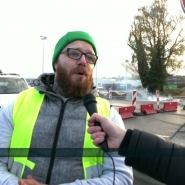 Des gilets jaunes sont présents devant plusieurs centres commerciaux, dont le Cora de La Louvière. Julien explique cette action au micro de RTL Info.
