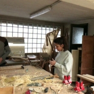 Depuis le mois de janvier, Simon Rémy et Katia Shahbenderian se sont lancés dans un nouveau projet. Ils récupèrent les baguettes utilisées dans un restaurant bruxellois pour les recycler.
