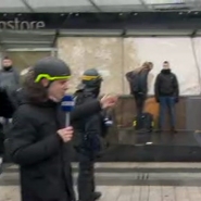 Bien décidés à maintenir la pression sur le gouvernement, les gilets jaunes ont entamé leur troisième samedi de mobilisation tôt dans la matinée, notamment sur les Champs-Élysées où des incidents avaient éclaté il y a une semaine. Notre journaliste, Arnaud Gabriel, présent sur place ce samedi matin décrit la situation.