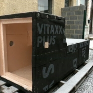 C’est l’asbl Du Pays Noir à La Lumière qui réalise ce projet. L’association a construit un caisson isotherme destiné à accueillir les sans-abri.
