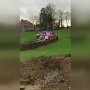 Une collision entre un bus et une voiture est survenue ce dimanche après-midi, rue Stockis au carrefour avec la rue de La Chapelle à Xhendelesse, sur le territoire de la commune de Herve, a fait savoir la zone de secours 4, Vesdre Hoëgne et Plateau.