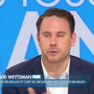 Faouzia Hariche, échevine de l'Instruction publique à Bruxelles, ferait le tour des écoles pour faire la promotion de son parti, le PS. Pour l’opposition, David Weytsman, en tête, la façon de faire de l’échevine de l’Instruction publique serait digne de la Corée du Nord.