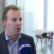 Un homme a grimpé sur une grue de chantier mardi matin dans la rue aux Laines, près du Palais de justice de Bruxelles, indique la police locale. Le porte-parole du parquet de Bruxelles, Denis Goeman, est au micro de Nathanaël Pauly et Philippe Godin.