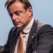 Le président de la N-VA et bourgmestre d'Anvers Bart De Wever a évoqué en 2016, lors d'une réunion interne à laquelle a assisté un journaliste indépendant infiltré, un arrangement avec le secrétaire d'État à l'Asile et la Migration de l'époque, Theo Francken (N-VA), pour faciliter les expulsions en avion sur base de razzias à Anvers. Ces razzias visaient de préférence des nationalités correspondant à ce qu'attendait Theo Francken.