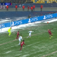 Avec encore un but spectaculaire de Robert Lewandowski, le Bayern s'est définitivement assuré mardi la première place du groupe E de Ligue des champions en s'imposant 2-1 sous la neige à Kiev.
 
Le Polonais, auteur d'un retourné acrobatique victorieux (1-0, 14e), conforte sa place de meilleur buteur de la compétition avec neuf buts en cinq rencontres. Kingsley Coman a doublé la mise (2-0, 42e).
 
En deuxième période, face à une défense bavaroise totalement expérimentale aux trois-quarts française (Davies, Pavard, Nianzou Kouassi, Sarr) Denys Garmash a marqué le premier but du Dynamo Kiev cette saison en Ligue des champions (2-1, 70e).
 
Robert Lewandowski, en course pour le Ballon d'Or qui sera décerné lundi, a marqué à chacun de ses neuf derniers matches de Ligue des champions.
 
Cette saison, il a déjà marqué 30 fois en 25 matches, toutes compétitions confondues avec le Bayern (25 buts/19 matches) et la sélection polonaise (5 buts/6 matches).