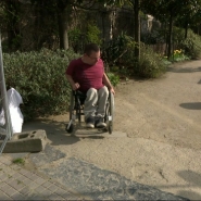 Le retour du beau temps attire du monde dans les espaces verts et les parcs. Le problème est qu'ils ne sont pas toujours accessibles aux personnes à mobilité réduite. A Bruxelles, seuls 37% de ces espaces leur permettent de s'y déplacer.