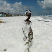 Monceaux de mousse polluante sur une célèbre plage indienne
