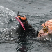 Théo Curin, nageur quadri-amputé, s'est élancé dans sa traversée du lac Titicaca