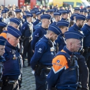 Policier tué à Schaerbeek - Minute de silence nationale et des milliers de policiers aux funérailles de Thomas Monjoie