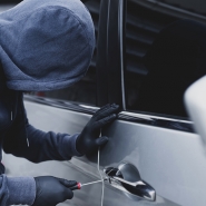 Relâché après un vol de voiture, il en vole une autre... 200m après le commissariat