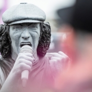 L'esplanade AC/DC et une statue de Brian Johnson officiellement inaugurés à Namur