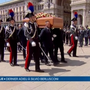 Il est décédé ce lundi des suites d'une leucémie à 86 ans. De nombreux admirateurs étaient présents à Milan, tout comme des responsables politiques du pays.