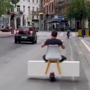 L'homme sur sa trottinette