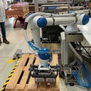 Des étudiants de l'Hénallux Arlon ont conçu un robot collaboratif et l'ont intégré dans une chaîne de production de l'usine de cosmétiques L'Oréal à Recogne (Libramont). L’engin est appelé Cobot, et permet d'alléger la charge de travail des ouvriers.