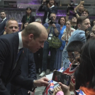 Le prince William accueilli comme une rock star à Singapour pour la remise d'un prix international
