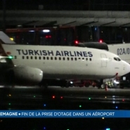 Un homme armé a enfoncé un portail de l'aéroport à bord de sa voiture et pénétré sur le tarmac, tirant deux fois en l'air et jetant deux bouteilles en feu. Il demandait à pouvoir partir en avion en Turquie avec sa fille. Après plusieurs heures de négociations, il a finalement été interpellé.