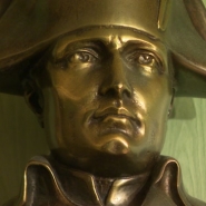 Le très attendu film Napoléon de Ridley Scott, avec Joaquin Phenix, sort mercredi prochain. Tyran pour certains, véritable héros pour d'autres: pourquoi l'Empereur fascine-t-il autant aujourd'hui, jusqu'à devenir une figure populaire, plus de 200 ans après sa disparition?