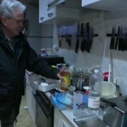 Michel loue un appartement à Châtelet, dans la province du Hainaut. Celui-ci est actuellement inhabité, mais pas vide pour autant. Le locataire de Michel est décédé et ses héritiers refusent l'héritage. Il ne sait plus quoi faire et s'inquiète de voir son appartement dans un état déplorable alors qu'il était totalement rénové.