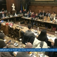 Le conseil communal d'Anderlecht a décidé d'autoriser les signes religieux pour les employés communaux. Les femmes musulmanes qui travaillent à la commune pourront porter le voile même quand elles sont en contact avec le public.