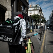 Appel à une grève nationale des livreurs notamment Uber Eats, inquiets pour leur rémunération