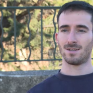 Fabien Accidini n'en a pas cru ses oreilles lorsque Alex Batty, 17 ans, lui a dit qu'il avait été kidnappé. J'ai dû lui demander de répéter ce qu'il disait, raconte Fabien Accidini à l'AFP lors d'une partie de pétanque avec un ami dans son village de Gréasque, à 30 km de Marseille.