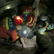 La Terre a tremblé dans la province de Gansu, dans le nord-ouest de la Chine. On dénombre 118 morts et des milliers de bâtiments détruits. C'est le séisme le plus meurtrier dans le pays depuis 10 ans.