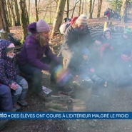 Des enfants de maternelle d'une école de Saint-Vaast, dans le Hainaut, ne sont pas ralentis par la météo. Ils ont cours chaque matin de l'année dans les bois, même quand il gèle comme ce matin. Les enfants de 3 à 6 ans ont supporté et même apprécié.