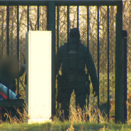 La police de la route a arrêté jeudi matin un véhicule Flixbus après qu'une passagère a entendu des personnes parler d'un projet d'attentat, ont communiqué la police fédérale et le parquet de Flandre orientale. Trois personnes ont été appréhendées. La police de la route procède actuellement à la fouille du bus.

Parti de Lille, le véhicule se rendait à Bruxelles. Une passagère a alerté la police après avoir entendu d'autres voyageurs parler d'un projet d'attentat. Il était d'abord question de quatre personnes, mais il n'y en avait finalement que trois.  

Le bus a donc été détourné vers le poste de circulation de la police de la route, situé à Wetteren. Trois personnes ont été interpellées et seront interrogées plus tard. Les autres passagers ont, eux aussi, été contrôlés. Si l'extérieur du bus a déjà été inspecté, l'intérieur doit encore être fouillé par un chien de détection d'explosifs.  

L'appel de la dame a immédiatement été pris au sérieux et d'importants moyens ont été déployés. La police n'a ri