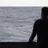 Chaque année, des milliers de personnes risquent leur vie en tentant de traverser la mer Méditerranée. Ils fuient la guerre, la pauvreté et les persécution. Dans ces eaux souvent hostile, Médecin Sans Frontière (MSF) mène des missions de sauvetage vitale avec son bateau le Geo Barents. Une équipe de RTLinfo a pu embarquer exceptionnellement sur ce navire.