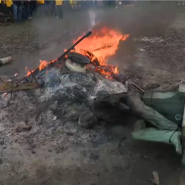 Une des cinq statues du monument à John Cockerill, installé au centre de la place du Luxembourg à Ixelles, a été démontée par des manifestants, a constaté un photographe de l'agence Belga sur place. Il s'agit de la statue du mécanicien Beaufort, l'un des quatre ouvriers représentés autour du monument dédié à l'ancien industriel belgo-britannique.

La statue déboulonnée a été laissée au sol, au milieu de palettes en feu, a observé Belga.