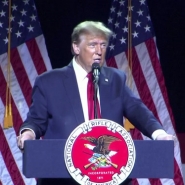 Devant une assemblée acquise de membres du lobby des armes National Rifle Association (NRA) en Pennsylvanie, l'ancien président républicain a lancé à propos de son successeur démocrate à la Maison Blanche: Je ne pense pas qu'il sache qu'il est vivant.